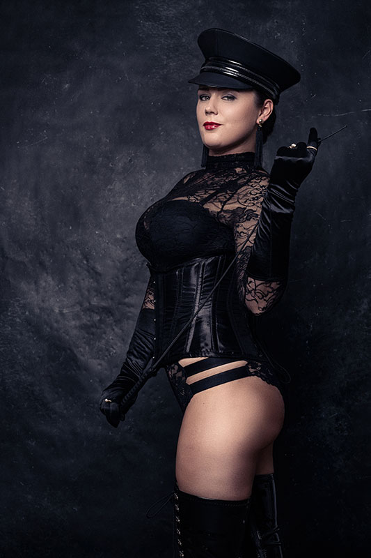 Miss Dirty Flo im Institut Bizarre